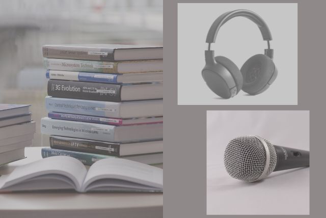 Bücherstapel, Mikrofon und Kopfhörer